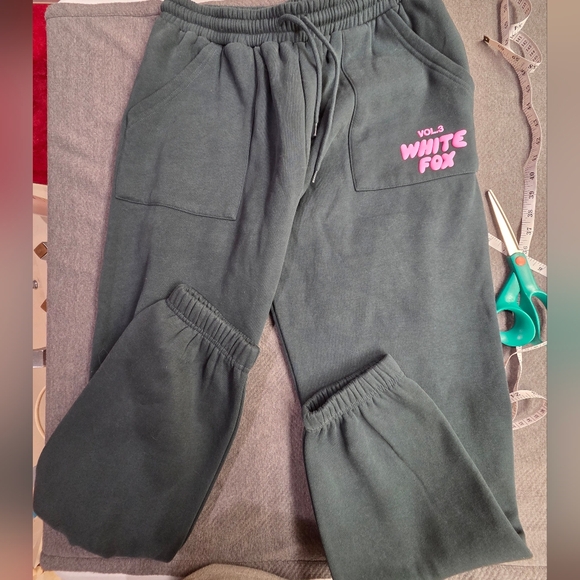 White Fox Boutique Pants - White Fox Offstage Volume 3 Sweatpants, size Large